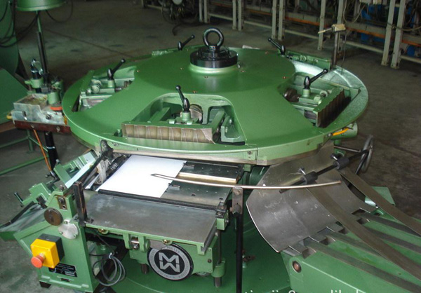 膠裝圓盤機(jī) 膠裝圓盤機(jī)